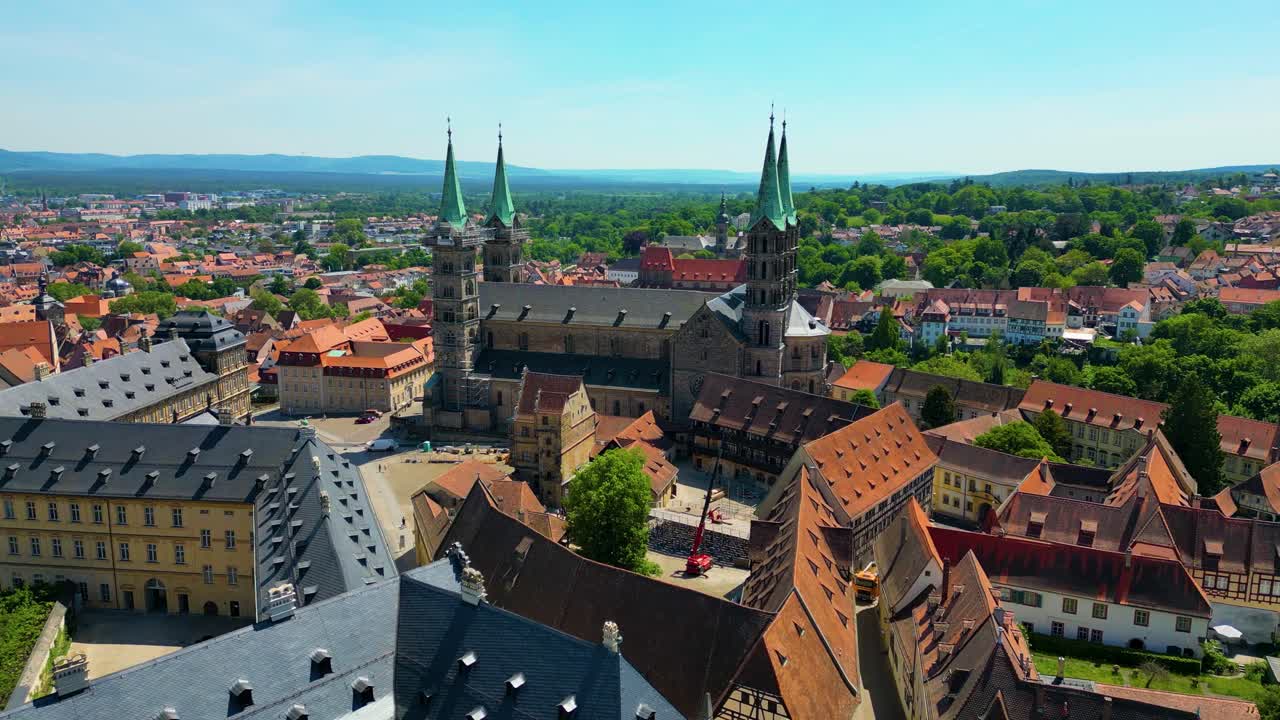 Video aereo con drone 4K della storica Cattedrale di Bamberga e del Palazzo Neue Residenz nella zona della Città Vecchia di Bamberga, Germania (Alta velocità)