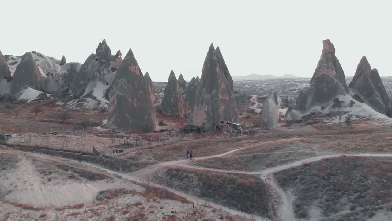 imágenes aéreas de drones de 4k de capadocia, turquía y volando hacia las distintivas "chimeneas de hadas"