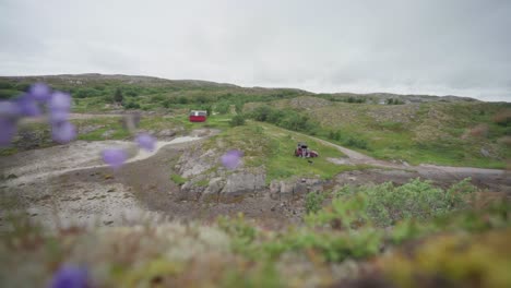 Fahrzeug-Geparkt-Auf-Dem-Hügel-Am-Campingplatz-In-Helgelansdskysten,-Norwegen