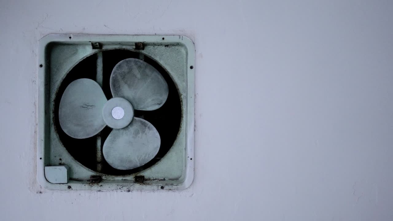 오래된 배기가스 팬은 아파트의 벽에 있습니다. 대상은 왼쪽에 있습니다.