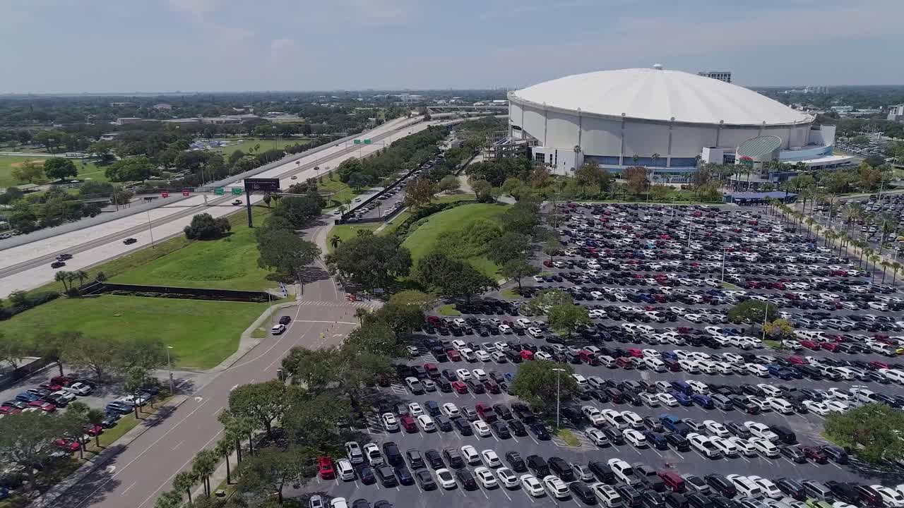 vídeo de drones aéreos de 4k de tropicana field y estacionamientos completos junto a la interestatal 175 en el centro de st.
