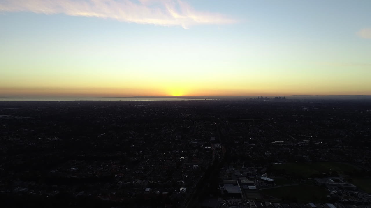 suave acento de los suburbios de melbourne y la ciudad en la distancia y el sol se pone sobre la elegante ciudad