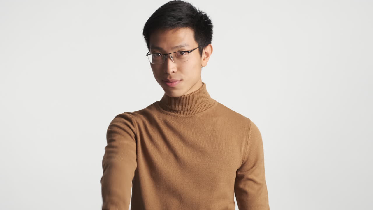 아시안 남자가 당신을 바라보는 표정입니다.