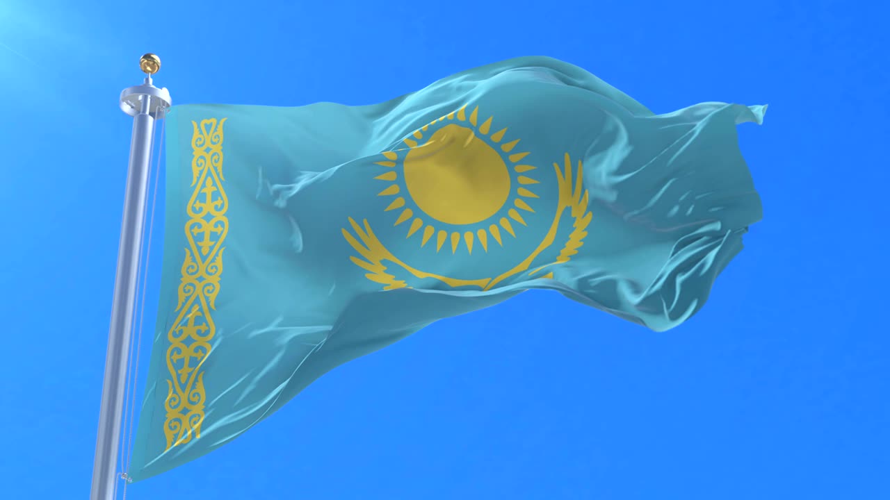 Kazakstans flagga vajar i vinden med blå himmel i slow motion, loop