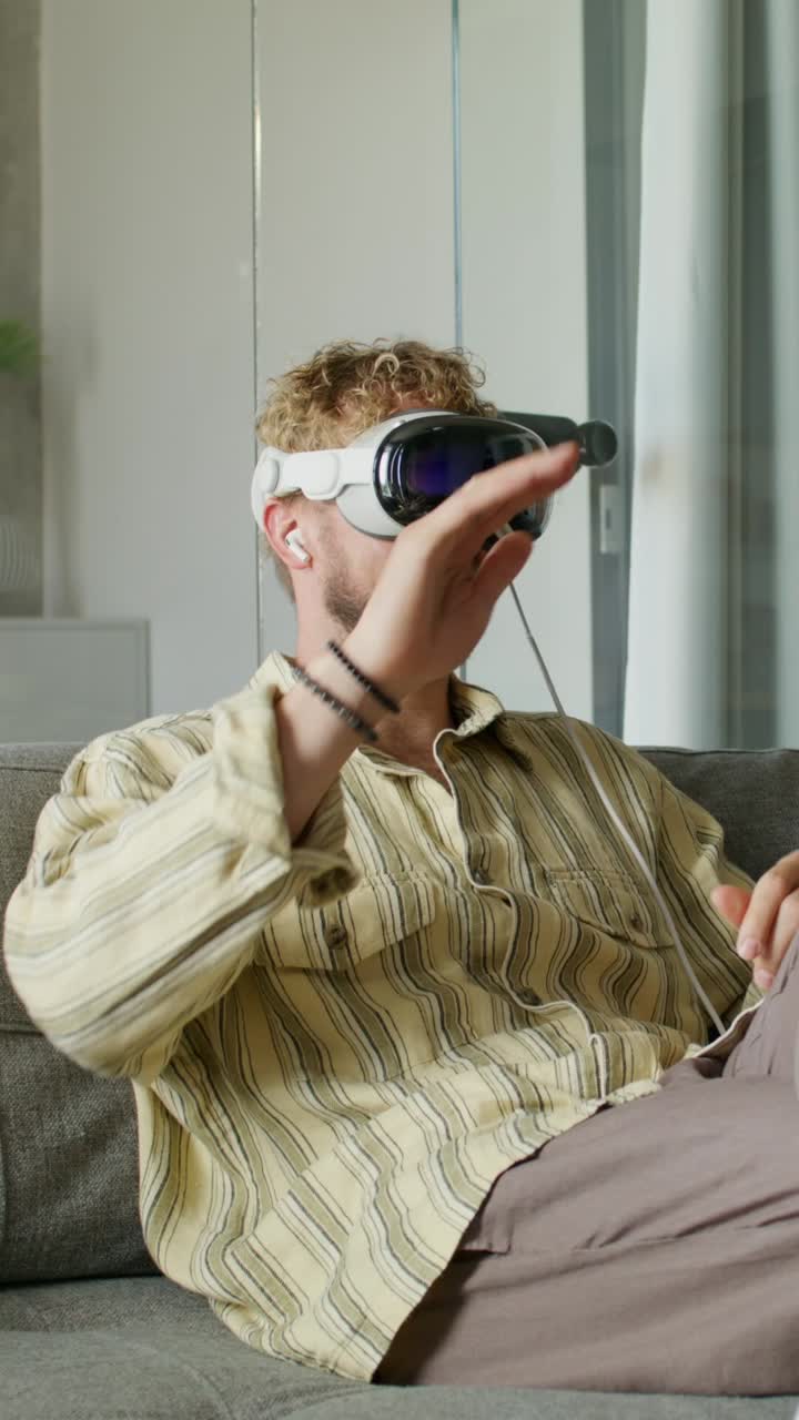 hombre experimentando la realidad virtual en casa