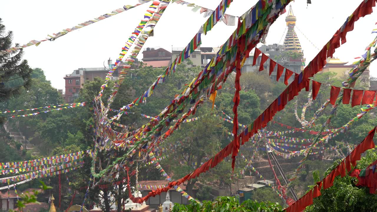 Rukouslippunauhoja roikkui buddhalaisessa temppelissä Nepalissa.