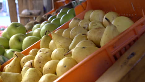 duraznos frescos y manzanas que se venden en el mercado
