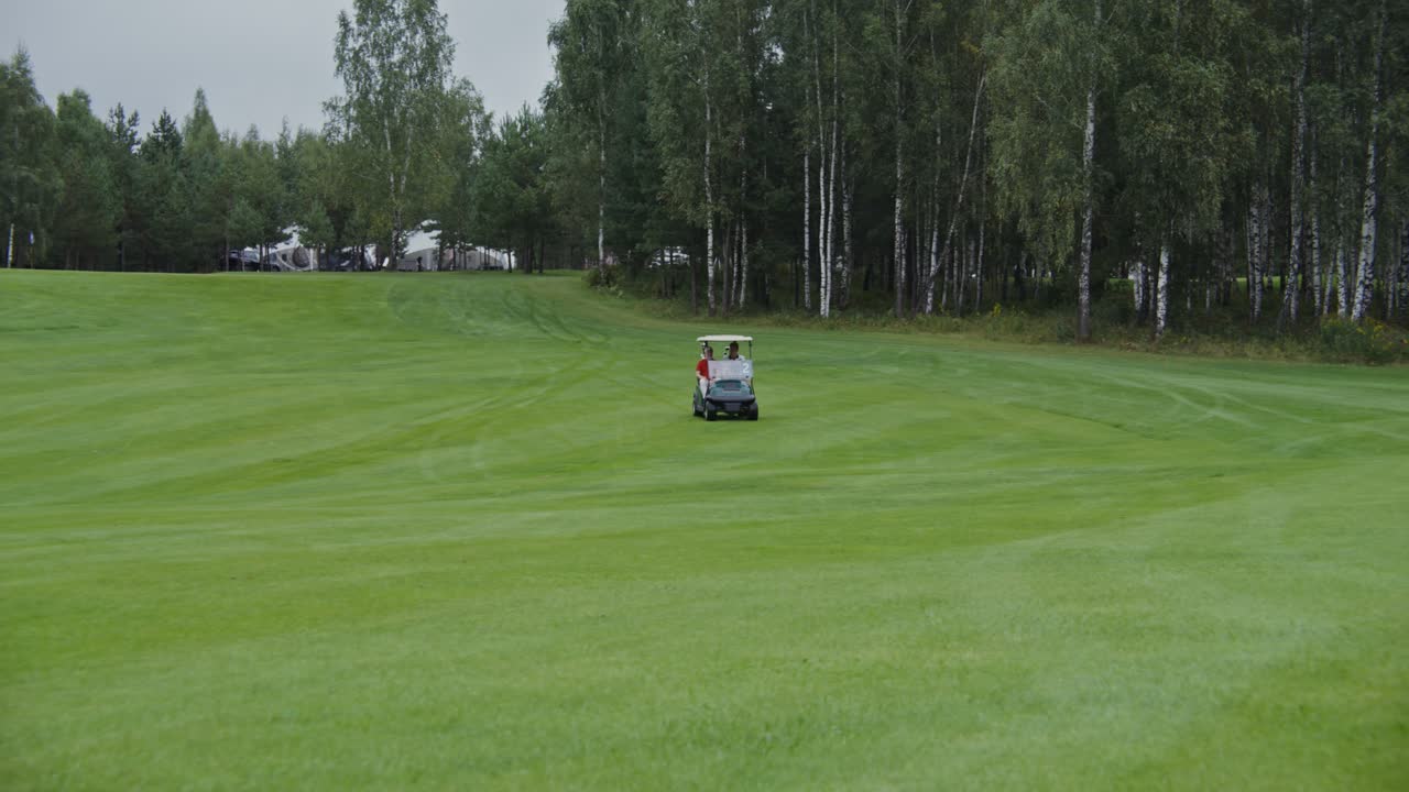 коляска для гольфа на поле в лесу