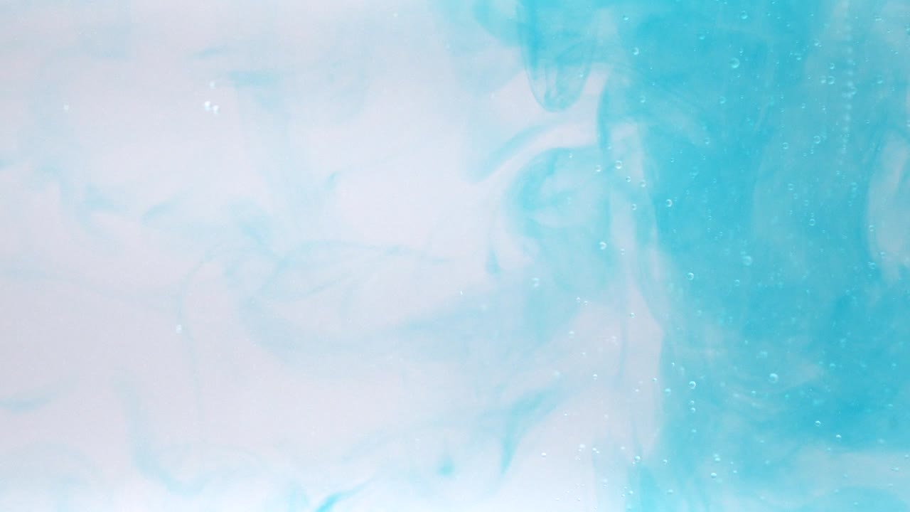 fluido azul flotando en el agua para uso de fondo.