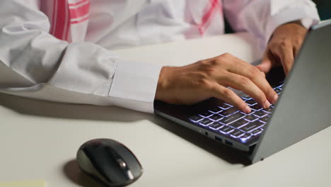 Businessman-using-laptop-and-mouse