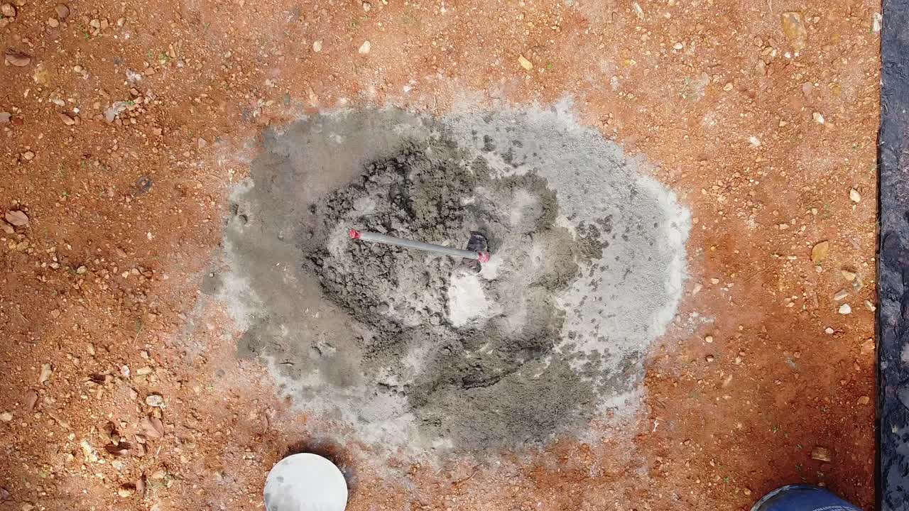 construcción usando bloques de tierra, trabajadores trabajan en un sitio de construcción en la india, construyendo una casa con piedra roja, trabaja usando cemento