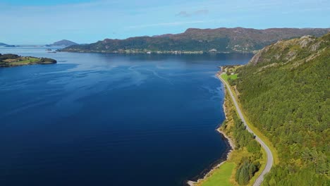 vista aérea sobre la carretera cerca de siefdefjorden en el municipio de vanylven, noruega