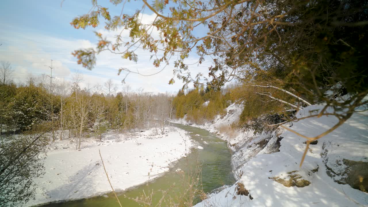Bellissimo punto panoramico sul fiume in una soleggiata giornata invernale, Parco della Rouge Valley a Toronto