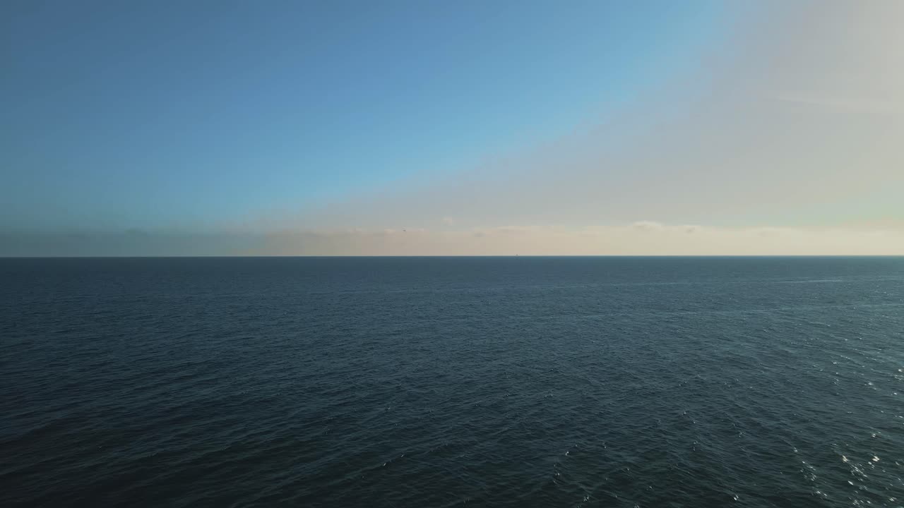 맑은 푸른 하늘에 파도의 시네마그래프 루프