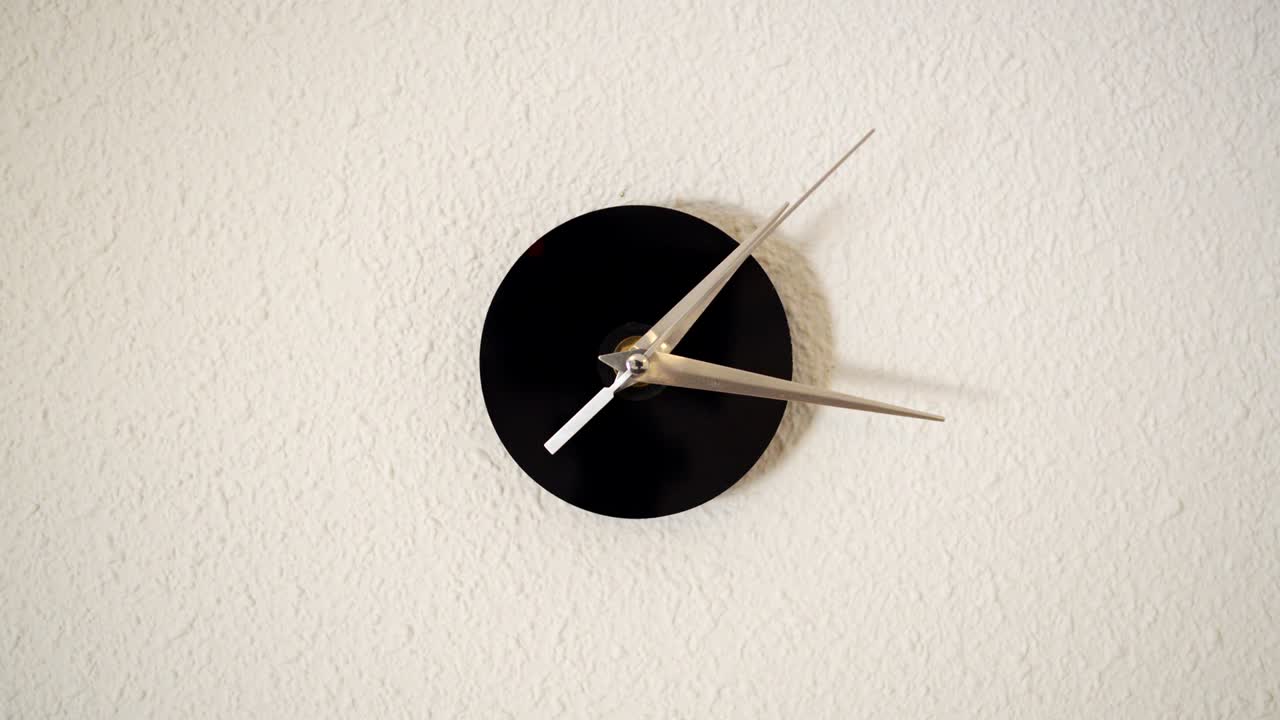 Timelapse of clock on white backgroungd and movement of clock hands