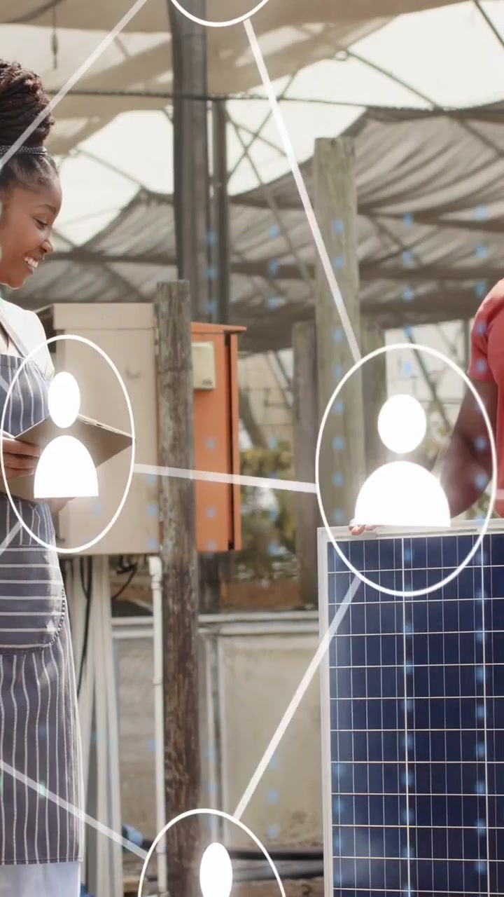 Video vertical: Panel llegando mientras un técnico con tablet guía a un hombre instalando un panel fotovoltaico con superposición sincronizada.