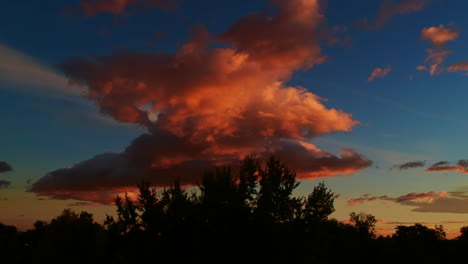 nubes moviéndose en el amanecer