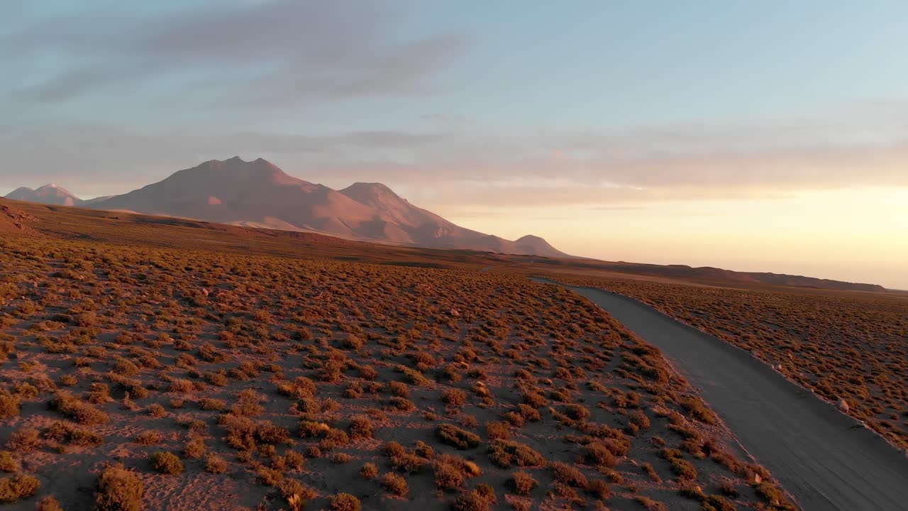 toma cinematográfica aérea de un camino de tierra en el desierto de atacama, chile, sudamérica
