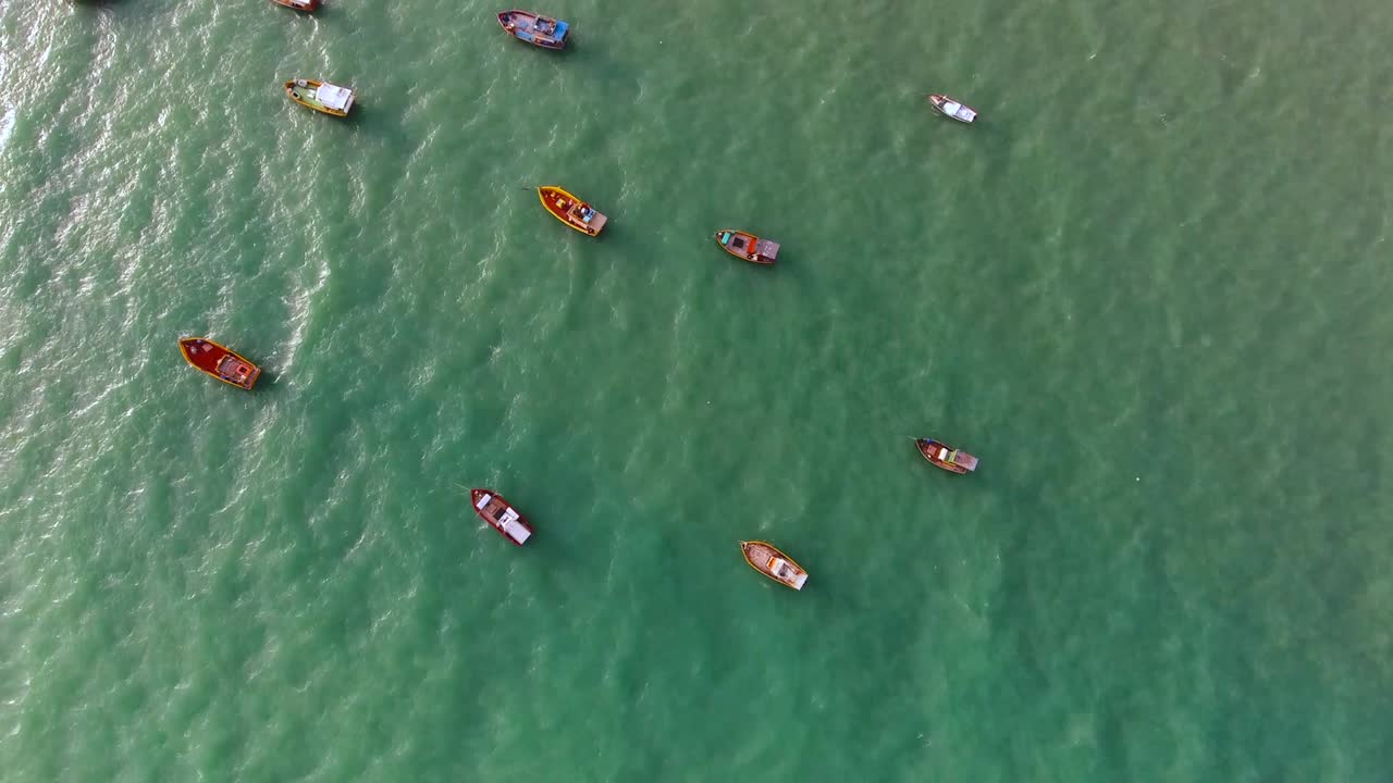 브라질 리오 도 푸고 (rio do fogo) 의 푸르키즈색 바다에 정박한 전통적인 시 보트.