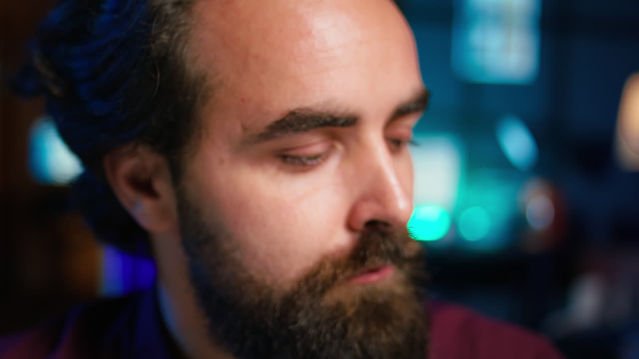 creador de contenido hablando de sí mismo mientras graba video