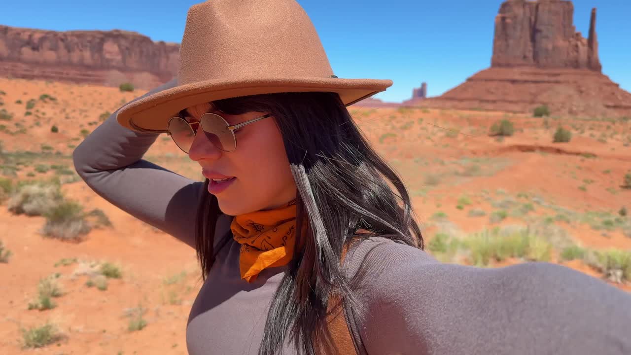 Glad kvinde tager selfie i Monument Valleys naturskønne ørken