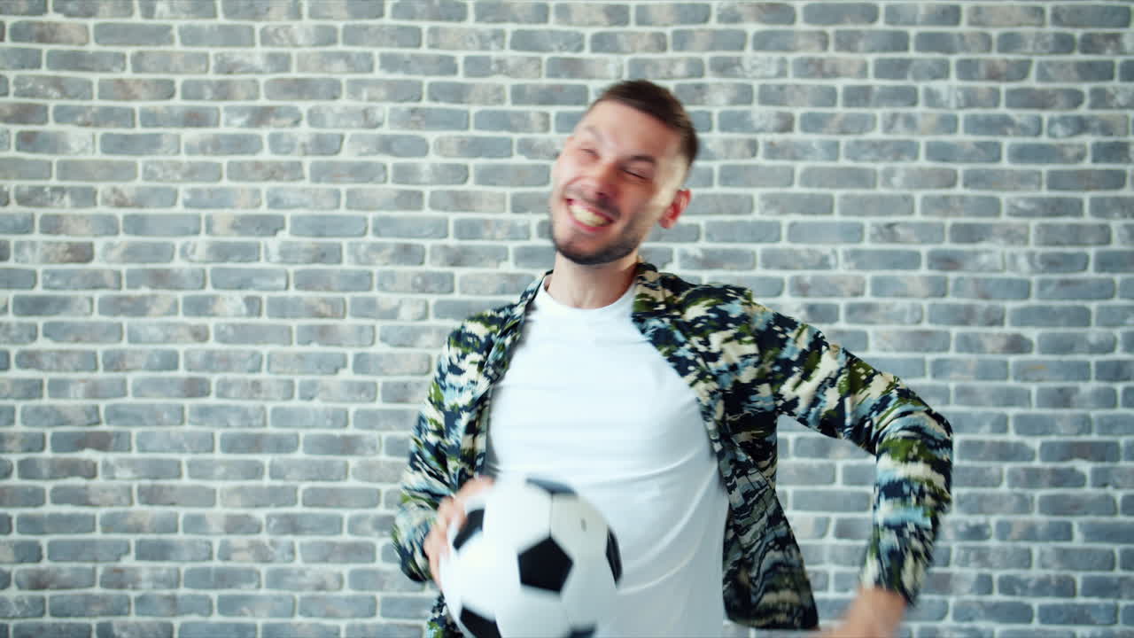 uomo che celebra un gol di calcio