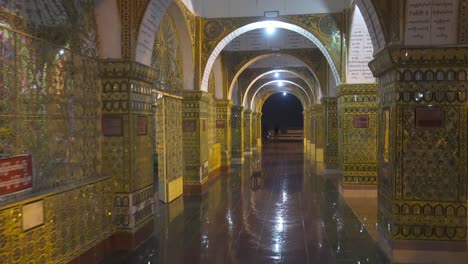 caminar entre los brillantes pilares del templo de sutaungpyei