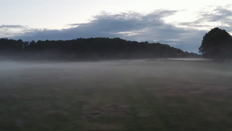 K-Tiro-De-Dron-De-Niebla-Matutina-Sobre-Un