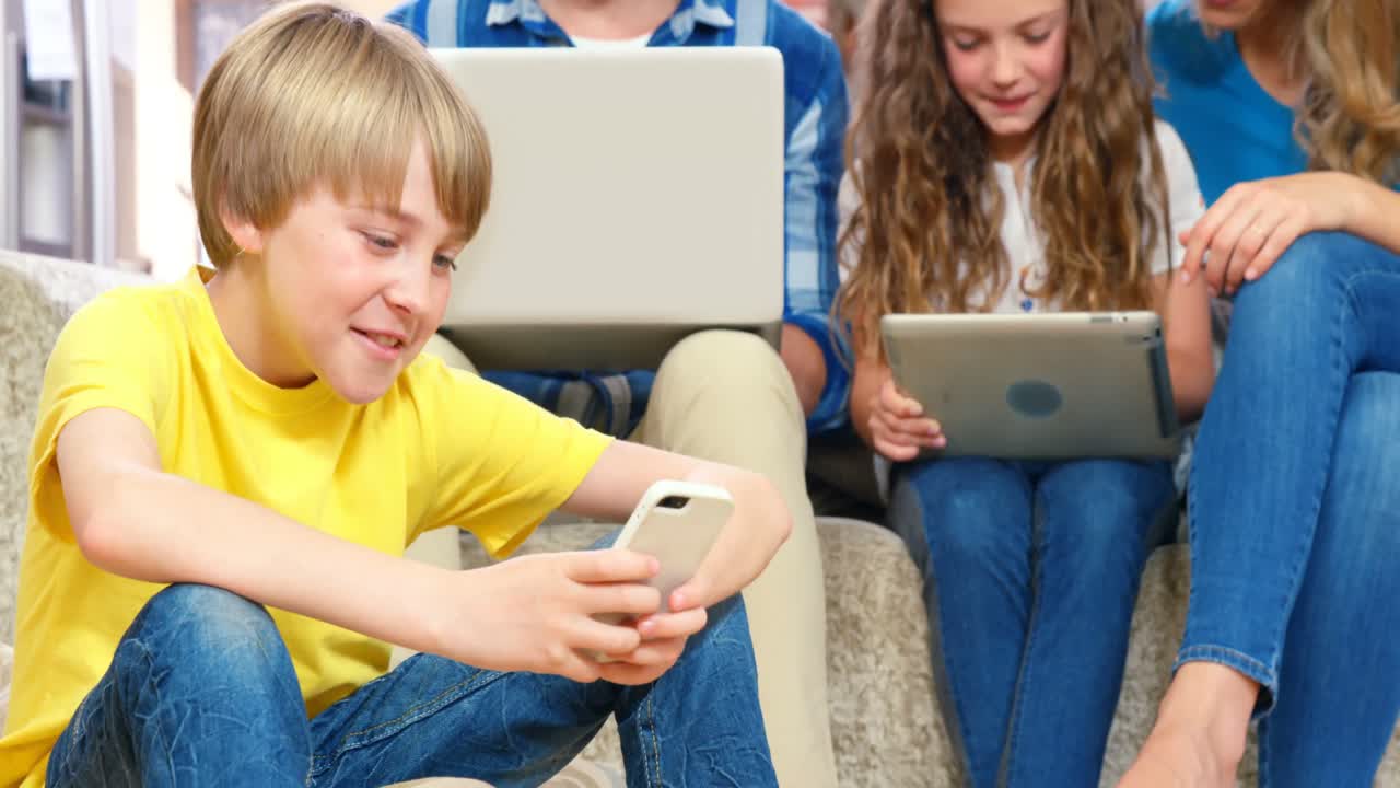 소파에서 장치를 사용하는 가족