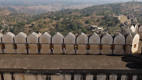 Antiguo-Muro-De-Piedra-Fuerte-Con-Cielo-Azul-Brillante-Por-La-Mañana-El-Video-Se-Toma-En-Kumbhal-Fort-Kumbhalgarh-Rajasthan-India