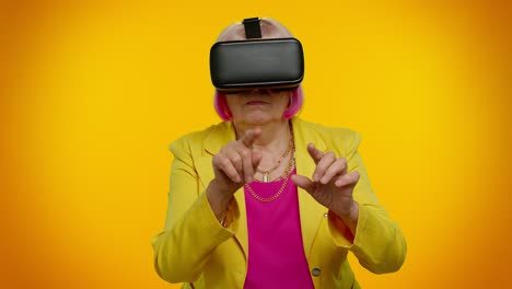 Ältere-Frau-Verwendet-Virtual-Reality-VR-App-Headset-Helm,-Um-Simulations-3D-Videospiel-Zu-Spielen,-Zeichnung