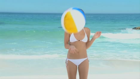 Mujer-En-Traje-De-Baño-Blanco-Con-Una-Pelota-De-Playa