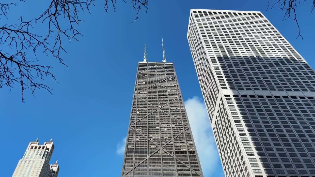 Vista dal basso verso l'alto del 875 N. Michigan, precedentemente noto come Hancock Building, e di altri grattacieli nel centro di Chicago