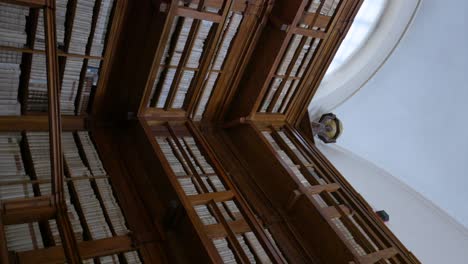 biblioteca teresiana mantova | antiguas estanterías de madera con libros