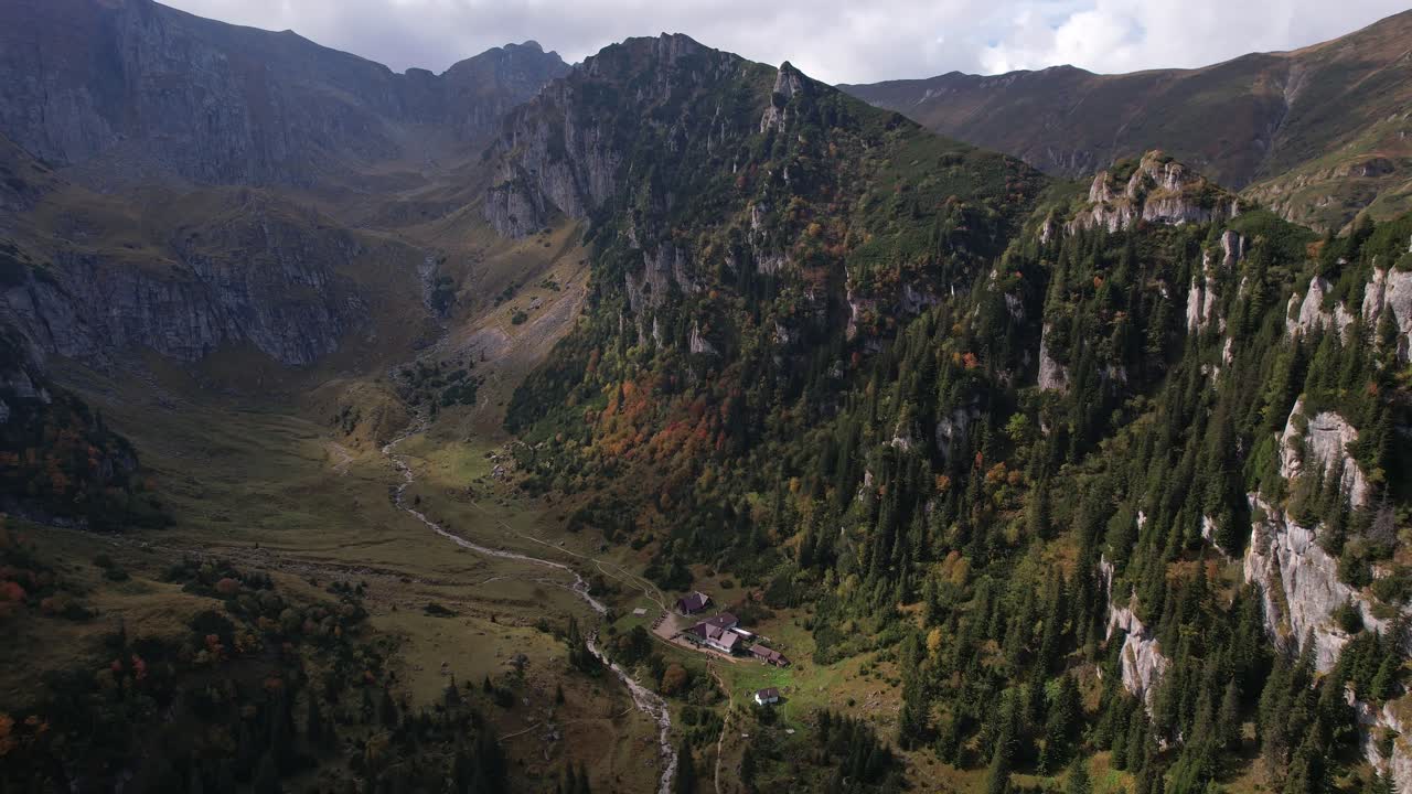 los colores del otoño cubren las montañas de bucegi, el valle de malaiesti con una vista serena y exuberante, vista aérea