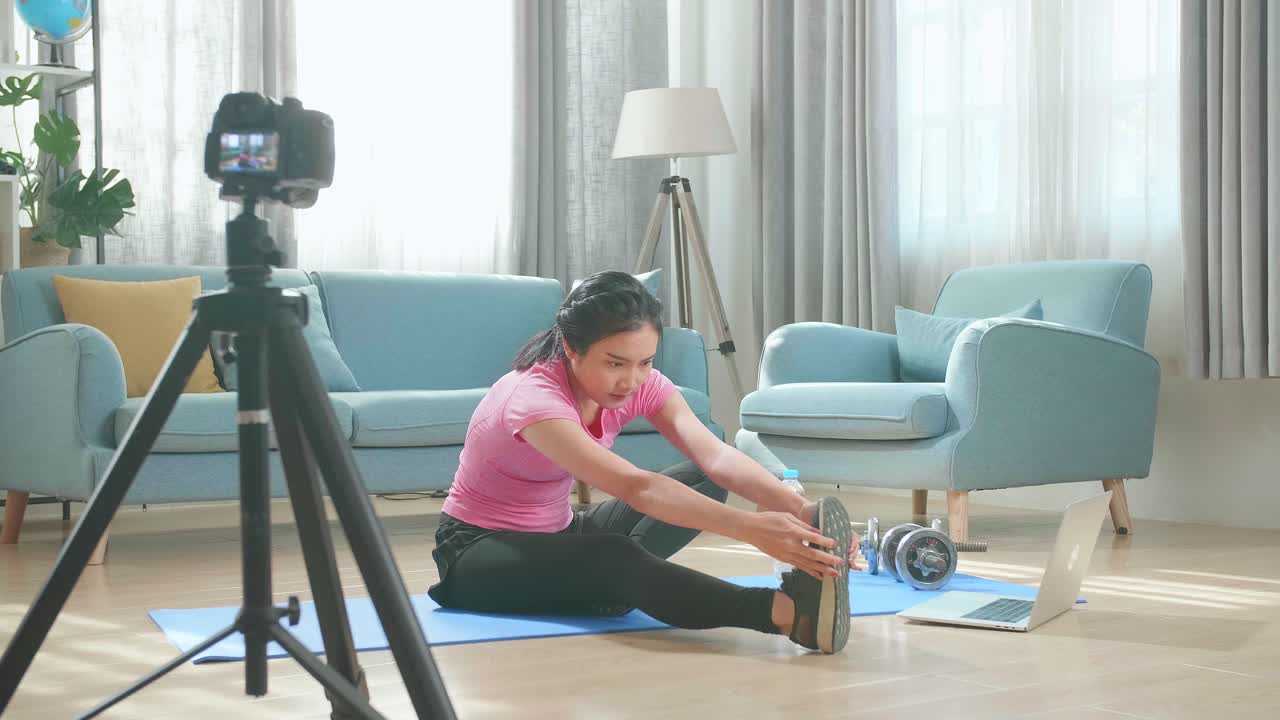 mujer haciendo sesión de estiramiento en línea en casa
