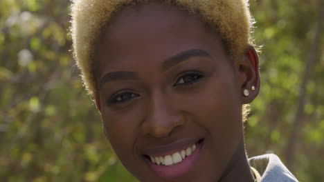 Portrait-of-an-attractive,-young-woman-smiling-in-the-sunshine