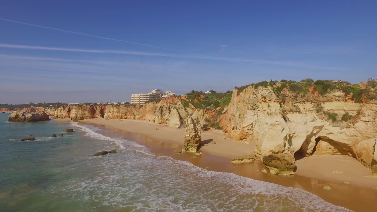 Surfando na praia de Portimão, Portugal.