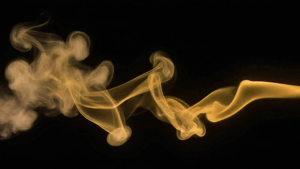 Fumo dorato vorticoso su sfondo nero