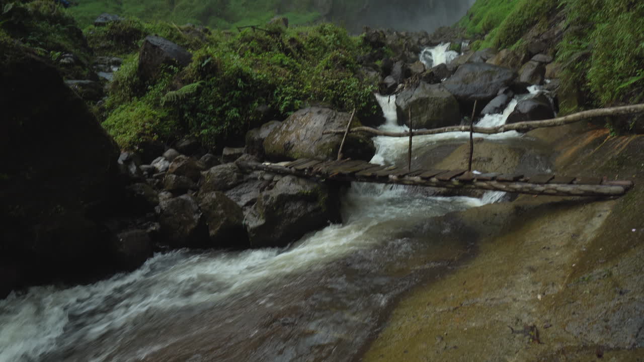 el río y la piscina de inmersión en la base de sipiso piso con una inclinación revelan la cascada en el norte de sumatra