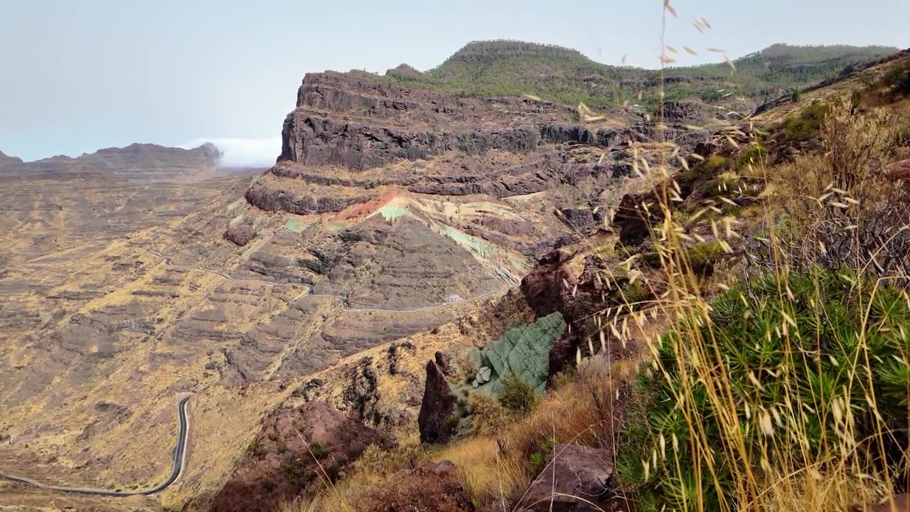 Veduta aerea con drone della formazione geologica Los Azulejos a Veneguera, Gran Canaria