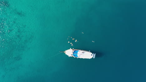 Menschen,-Die-Neben-Einer-Luxusyacht-Im-Meer-Schwimmen,-Von-Oben-Nach-Unten