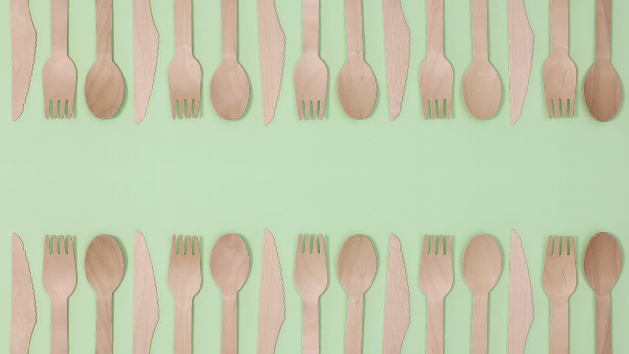 친환경 제로 폐기물 먹이 도구는 초록색 테마의 두 면에 대나무 나무로 만들어집니다.