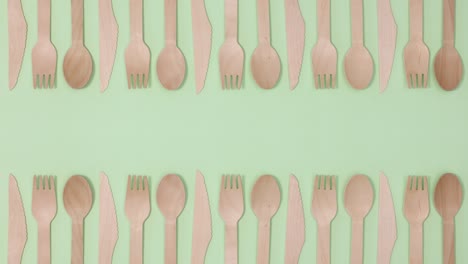 utensilios de comida ecológicos y sin residuos hechos de madera de bambú en dos lados de tema verde.