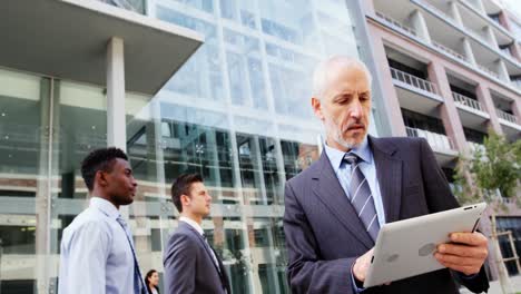 hombre de negocios usando una tableta digital en el edificio de oficinas