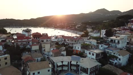 Toma-Aérea-De-La-Ciudad-De-Parga-Que-Revela-La-Playa-Detrás