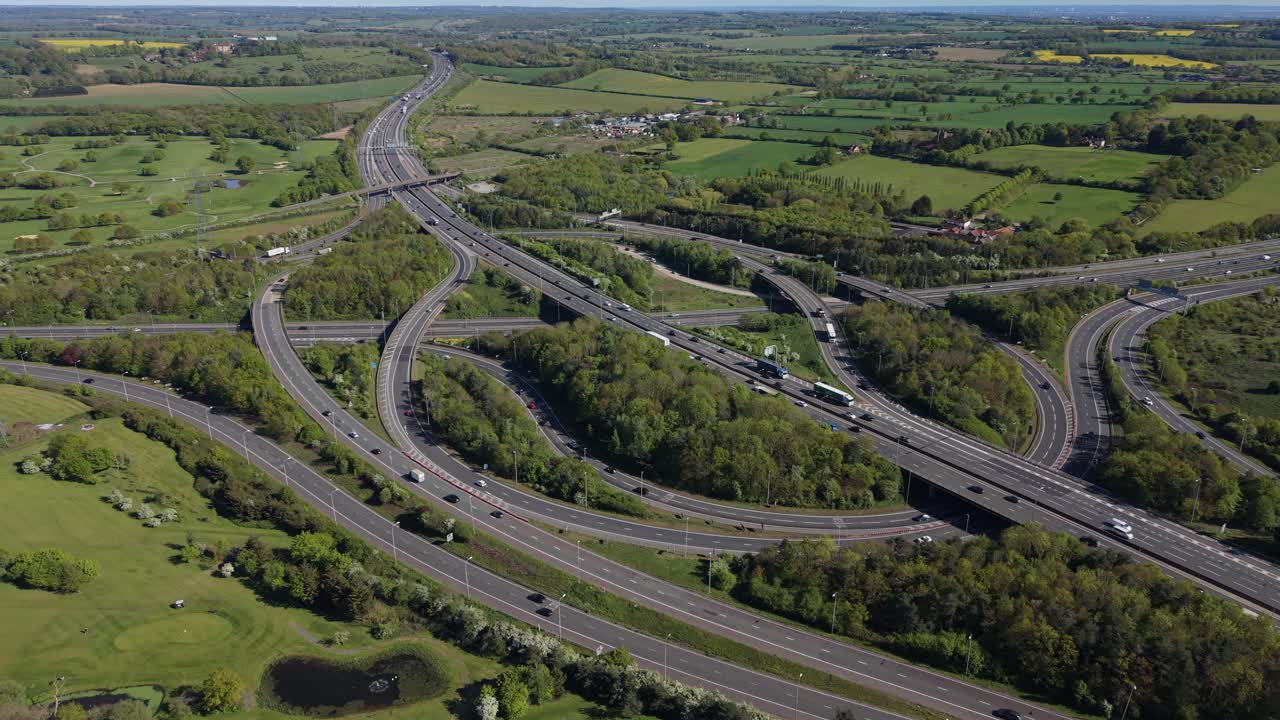 Svincolo autostradale di campagna con traffico intenso diurno.