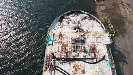 Punto-De-Vista-A-Vista-De-Pájaro-Del-Casco-De-Un-Barco-Oxidado