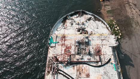 punto de vista a vista de pájaro del casco de un barco oxidado