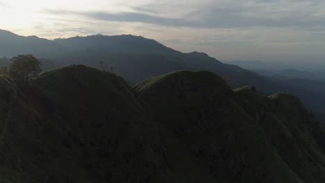 Filmische-Drohnenaufnahme-Eines-Berges-Im-Sonnenaufgang-Mit-Einer-Wunderschönen-Skyline